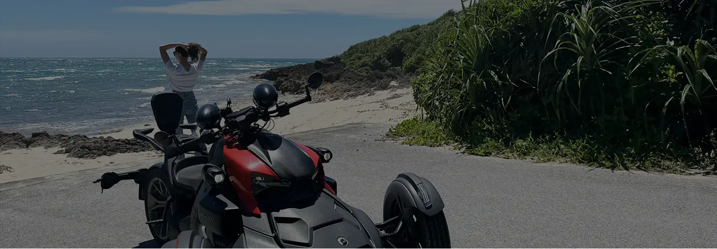 カンナムライカーから降りてビーチから海を眺める女性