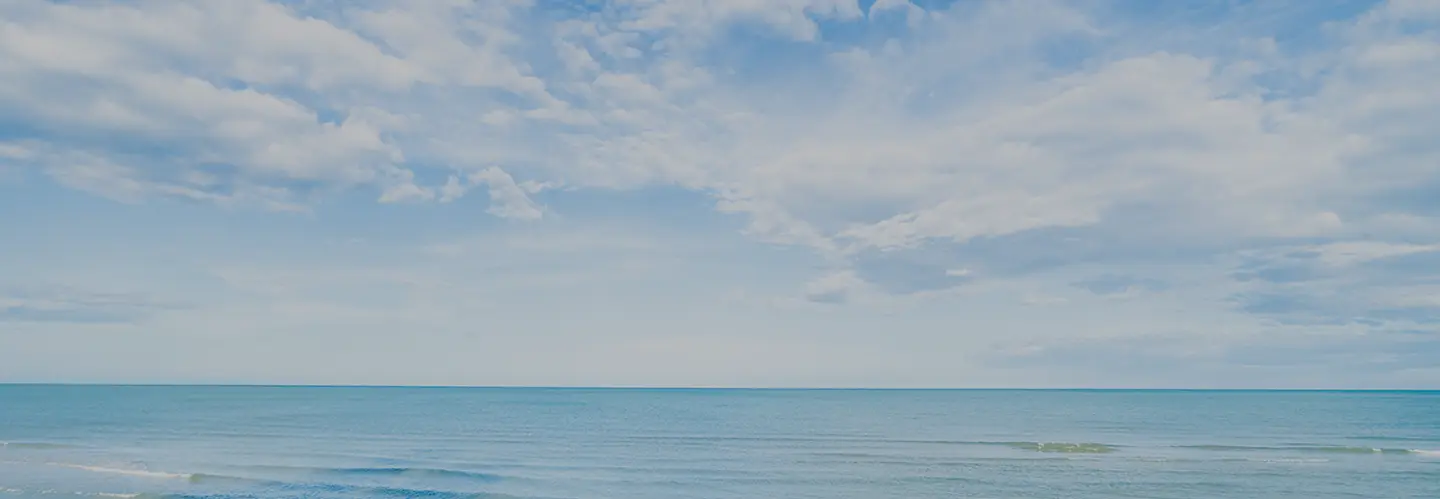 穏やかな青空と海